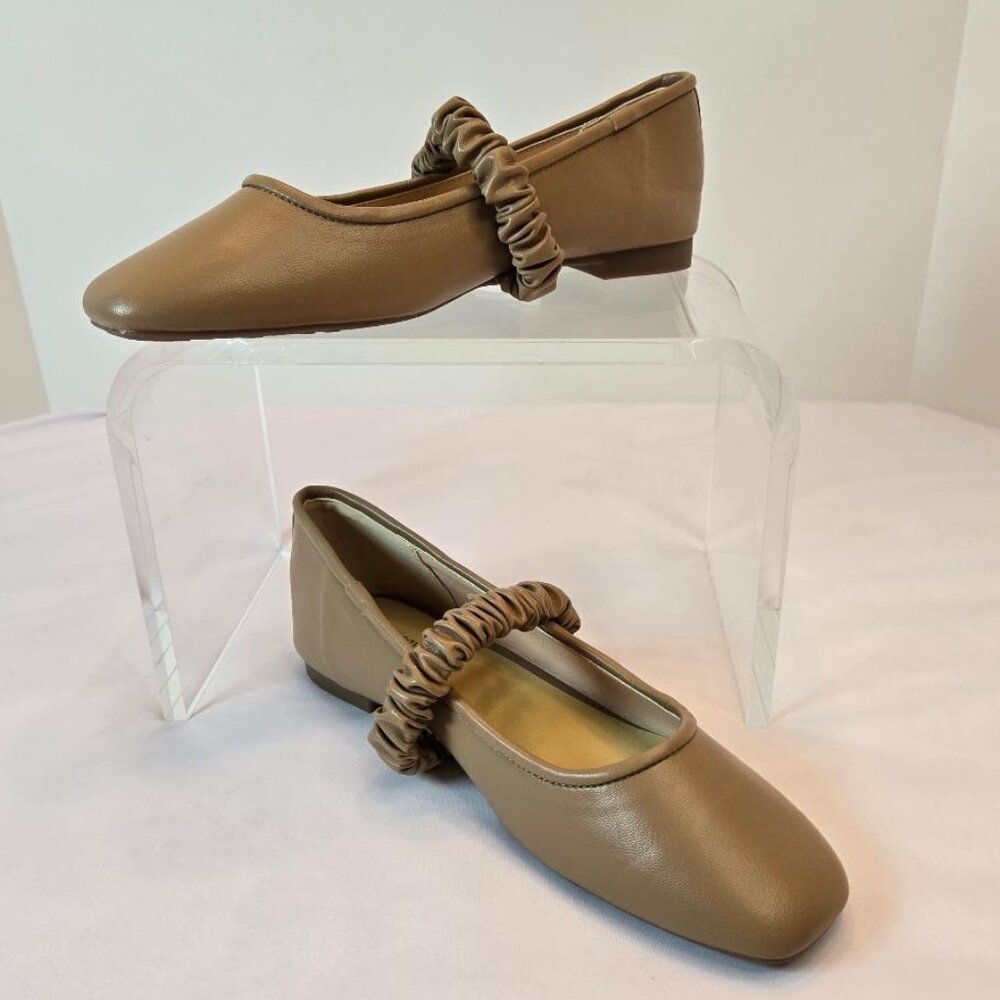 C.PARAVANO Women's Elastic Strap Mary Jane (Clara) Flats Sz: 8.5 / EU 39 Camel